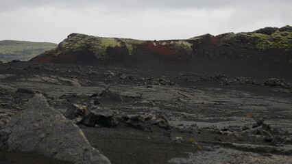 Vue aérienne panoramique de la chaîne de volcan Laki, désert de montagne de mousse, Islande
