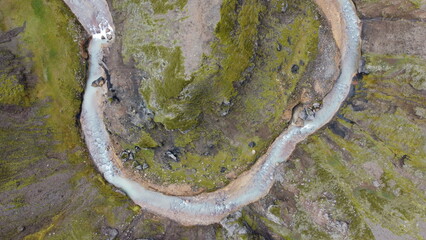 Vue aérienne immersive de la vallée avec rivière et cascade, Islande
