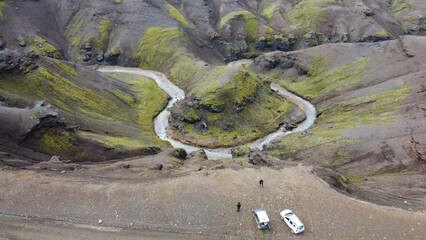 Vue aérienne immersive de la vallée avec rivière et cascade, Islande
