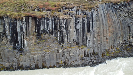 Vue aérienne immersive de la vallée Stuðlagil avec rivière et roche volcanique, Islande
