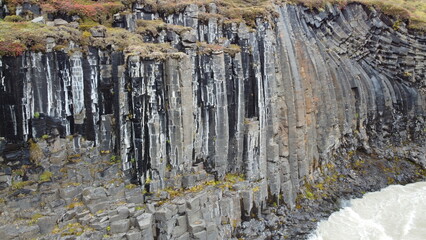 Vue aérienne immersive de la vallée Stuðlagil avec rivière et roche volcanique, Islande
