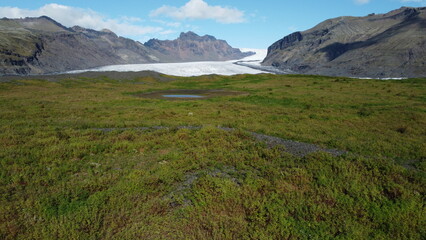 Vue aérienne au drone professionnel d’un glacier Skaftafell en Islande avec lac et iceberg
