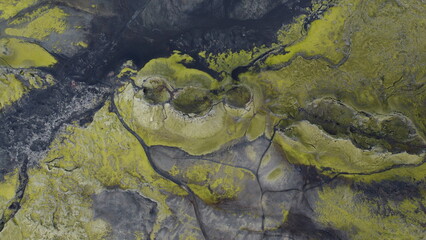 Vue aérienne panoramique de la chaîne de volcan Laki, désert de montagne de mousse, Islande
