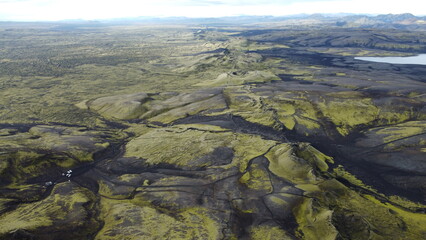 Vue a&eacute;rienne panoramique de la cha&icirc;ne de volcan Laki, d&eacute;sert de montagne de mousse, Islande
