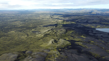 Vue aérienne panoramique de la chaîne de volcan Laki, désert de montagne de mousse, Islande
