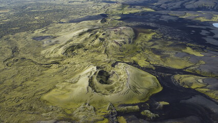 Vue aérienne panoramique de la chaîne de volcan Laki, désert de montagne de mousse, Islande
