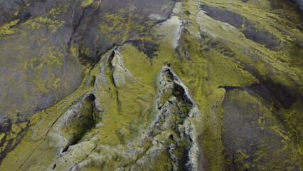 Vue aérienne panoramique de la chaîne de volcan Laki, désert de montagne de mousse, Islande
