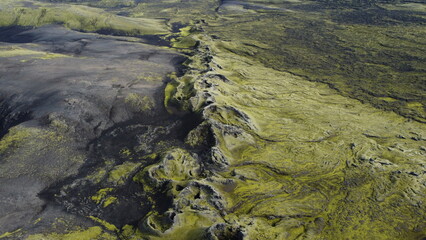 Vue aérienne panoramique de la chaîne de volcan Laki, désert de montagne de mousse, Islande

