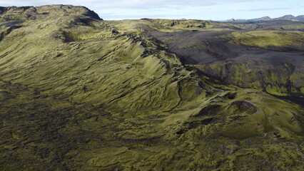 Vue aérienne panoramique de la chaîne de volcan Laki, désert de montagne de mousse, Islande

