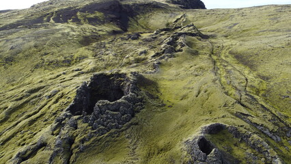 Vue aérienne panoramique de la chaîne de volcan Laki, désert de montagne de mousse, Islande

