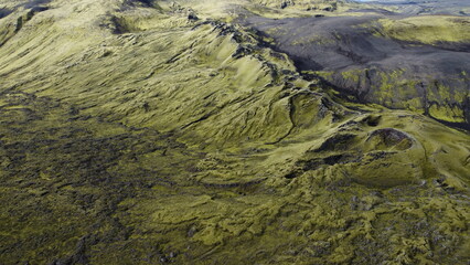 Vue aérienne panoramique de la chaîne de volcan Laki, désert de montagne de mousse, Islande
