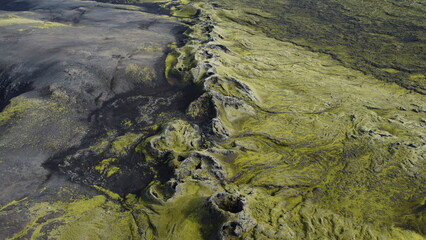 Vue aérienne panoramique de la chaîne de volcan Laki, désert de montagne de mousse, Islande
