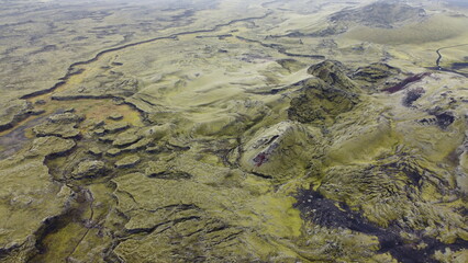Vue aérienne panoramique de la chaîne de volcan Laki, désert de montagne de mousse, Islande
