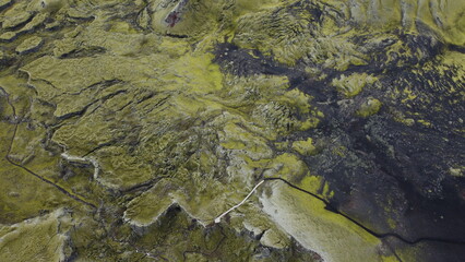 Vue aérienne panoramique de la chaîne de volcan Laki, désert de montagne de mousse, Islande
