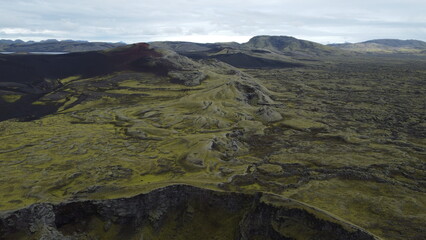 Fototapeta premium Vue aérienne panoramique de la chaîne de volcan Laki, désert de montagne de mousse, Islande 