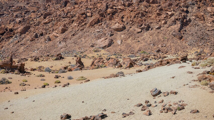 Vue a&eacute;rienne professionnel au drone des mines de San Jose au Parc national del Teide et avec dunes de sable dans le brouillard, T&eacute;n&eacute;rife, Espagne
