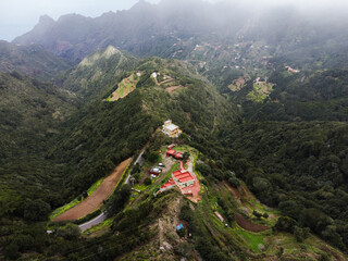 Vue aérienne drone d’un point de vue belvédère de montagne ave nuage et brouillard,...