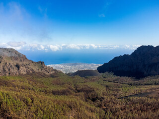 Vue aérienne drone d’une route de montagne avec nuage brouillard et suivi de véhicule...