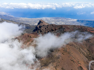 Vue aérienne drone d’une route de montagne avec nuage brouillard et suivi de véhicule Ténérife, Espagne
