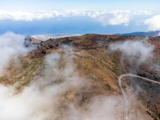 Vue aérienne drone d’une route de montagne avec nuage brouillard et suivi de véhicule Ténérife, Espagne
