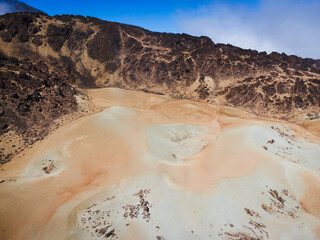 Vue aérienne professionnel au drone des mines de San Jose au Parc national del Teide et avec dunes...