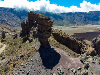 Vue aérienne professionnel au drone du volcan mont Teide au Parc national del Teide et Roques de...
