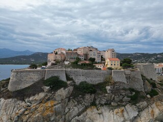 Vue aérienne professionnel panoramique au drone de la citadelle de Calvi, en Corse avec village...