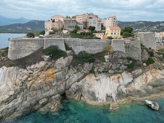 Vue aérienne professionnel panoramique au drone de la citadelle de Calvi, en Corse avec village fortifié en bord de mer méditérannée, France
