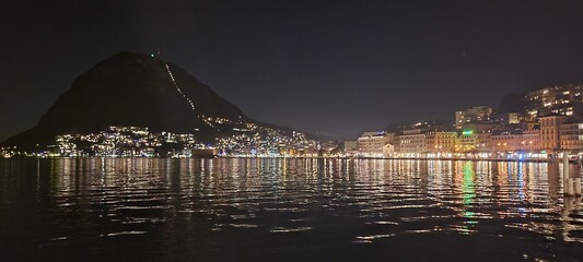 Vue aérienne panoramique professionnel au drone du lac Lugano dans une vallée de montagne avec...