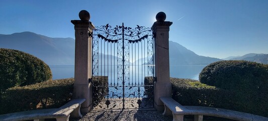 Vue aérienne panoramique professionnel au drone du lac Lugano dans une vallée de montagne avec...