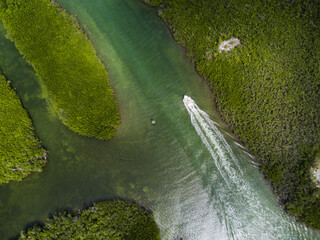 Vue aérienne professionnel au drone des Keys avec suivi de bateau et eaux turquoises avec quartier résidentiel, Floride, USA
