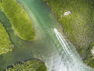 Vue aérienne professionnel au drone des Keys avec suivi de bateau et eaux turquoises avec quartier résidentiel, Floride, USA
