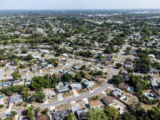 Vue aérienne professionnel au drone d’une maison dans un quartier américain avec piscine, Floride, USA
