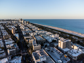 Vue aérienne professionnel au drone de Miami beach avec la plage au couché de soleil, Floride,...