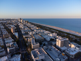 Vue aérienne professionnel au drone de Miami beach avec la plage au couché de soleil, Floride,...