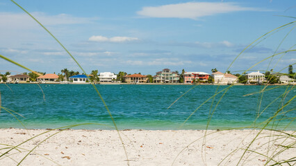 Vue a&eacute;rienne professionnel au drone d'une plage touristique en bord de mer Treasure Island, Floride, USA
