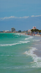 Vue aérienne professionnel au drone d'une plage touristique en bord de mer Treasure Island, Floride, USA
