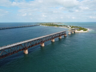 Obraz premium Vue aérienne professionnel au drone du pont des Keys avec bateau et eau turquoise, Floride, USA 