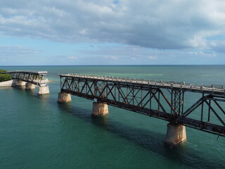 Obraz premium Vue aérienne professionnel au drone du pont des Keys avec bateau et eau turquoise, Floride, USA 