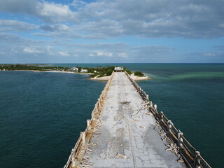 Vue aérienne professionnel au drone du pont des Keys avec bateau et eau turquoise, Floride, USA
