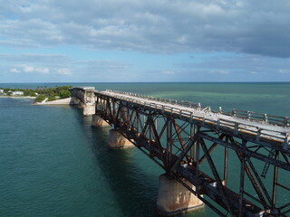 Obraz premium Vue aérienne professionnel au drone du pont des Keys avec bateau et eau turquoise, Floride, USA 