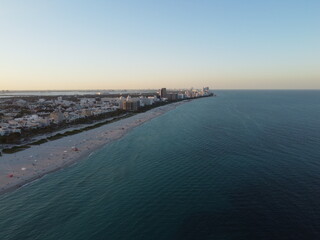 Obraz premium Vue aérienne professionnel au drone de Miami beach avec la plage au couché de soleil, Floride, USA 