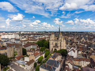 Vue a&eacute;rienne panoramique de la Cath&eacute;drale Saint-B&eacute;nigne de Dijon, France, Europe
