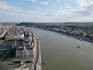 Vue aérienne panoramique de la ville capitale Budapest avec parlement hongrois Országház...