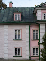 Obraz premium Old Pink house with windows