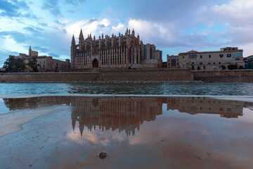 Cattedrale di Santa Maria con riflesso, Maiorca Spagna