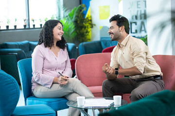 Obraz premium Friendly Colleagues Smiling While Discussing On Project