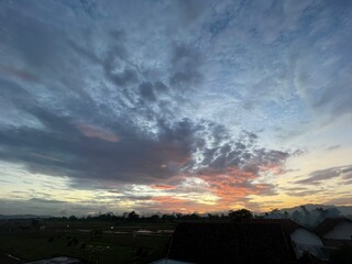 Obraz premium Dramatic afternoon sky with beautiful cloudy natural gradations in the background