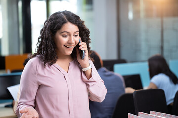 Obraz premium Indian Employee Is Busy On Call