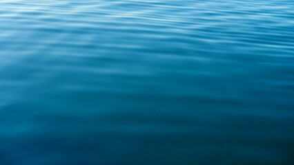 水面のさざ波　深い青色の海面
